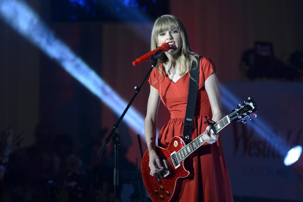 Taylor Swift Switches On Westfield London Christmas Lights